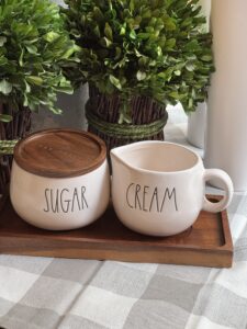 SET DE AZUCARERA Y CREMERA CON BANDEJA DE MADERA